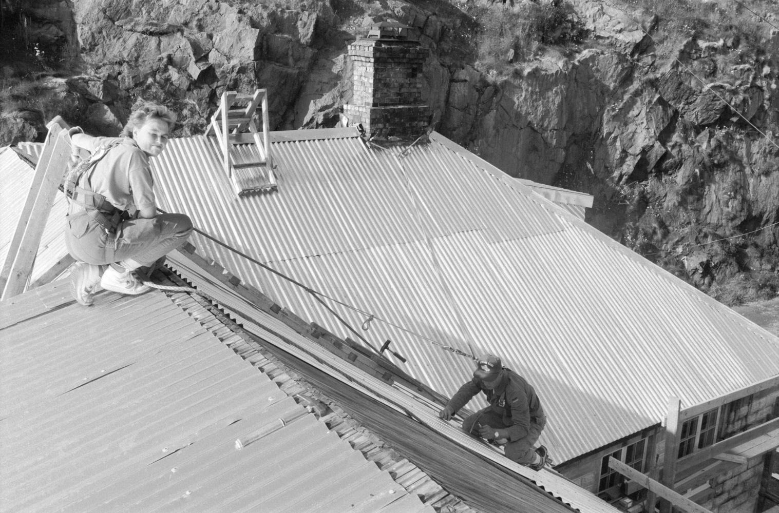 Roofing work 1987 - On the roof brygge, building no. 67