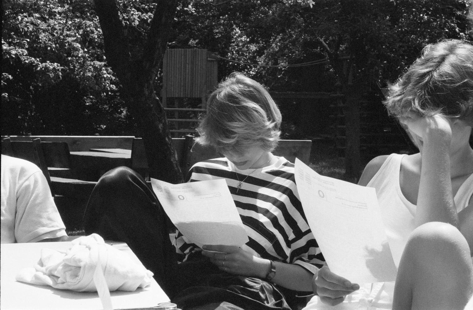 Preparation Seminar in Kladow - Two participants are each holding a printed document.