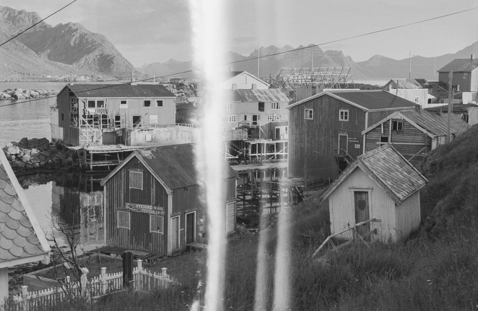 Nyksund images − Building 18 with an overgrown garden.