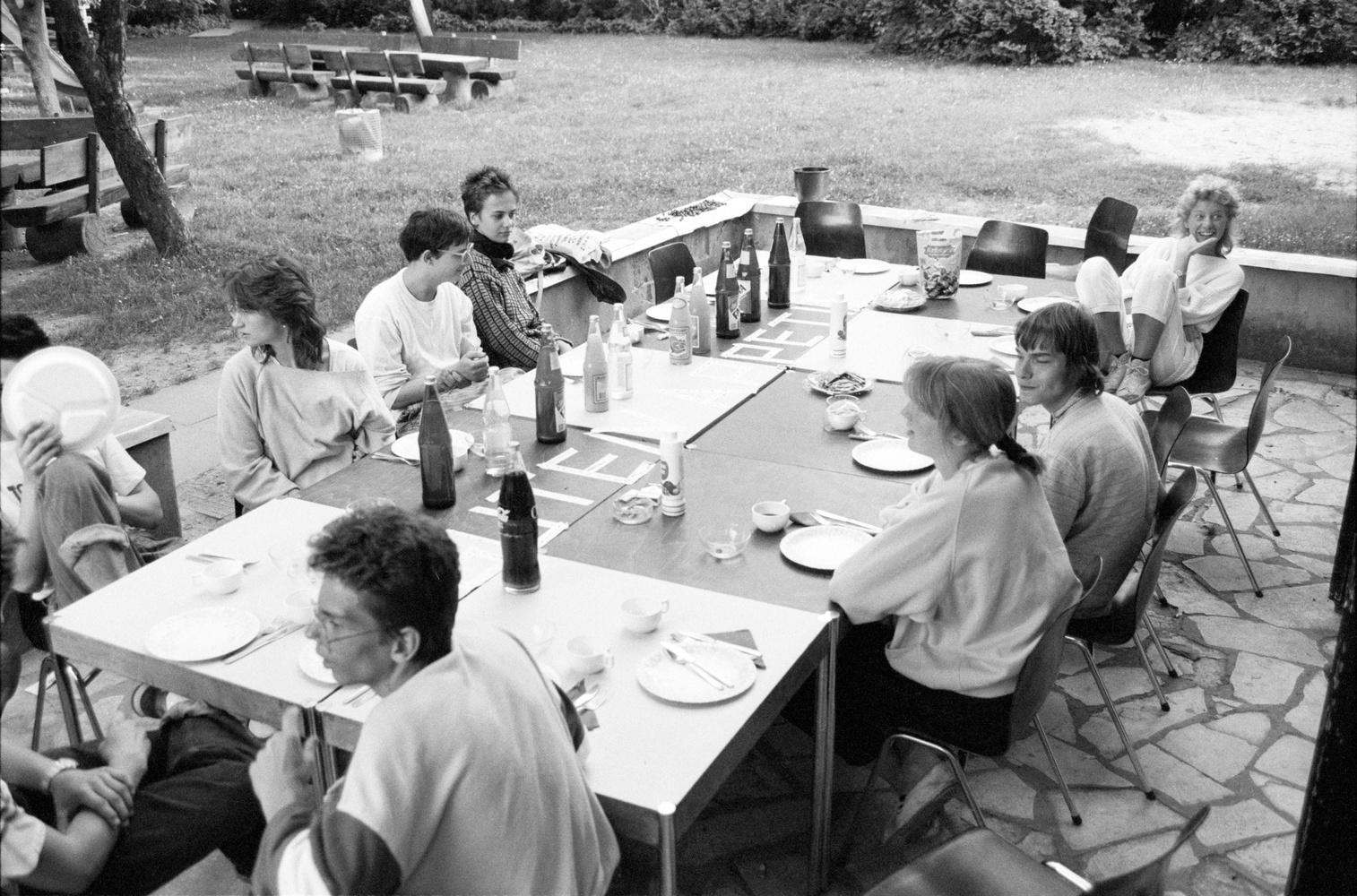 Preparation Seminar in Kladow - Participants, students, and team leaders are sitting at a table during the break.