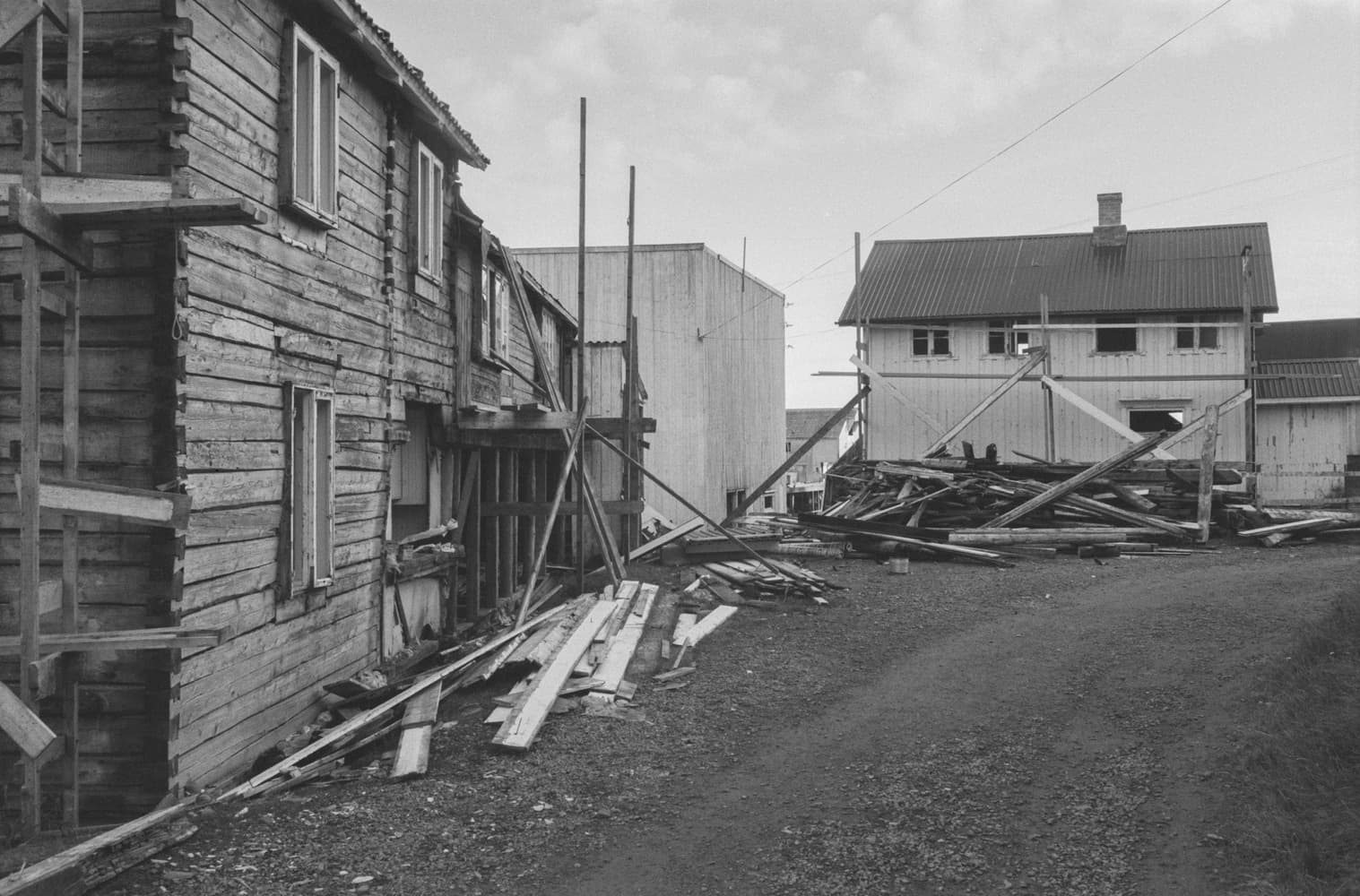 Nyksund images − Scaffolded building 52.