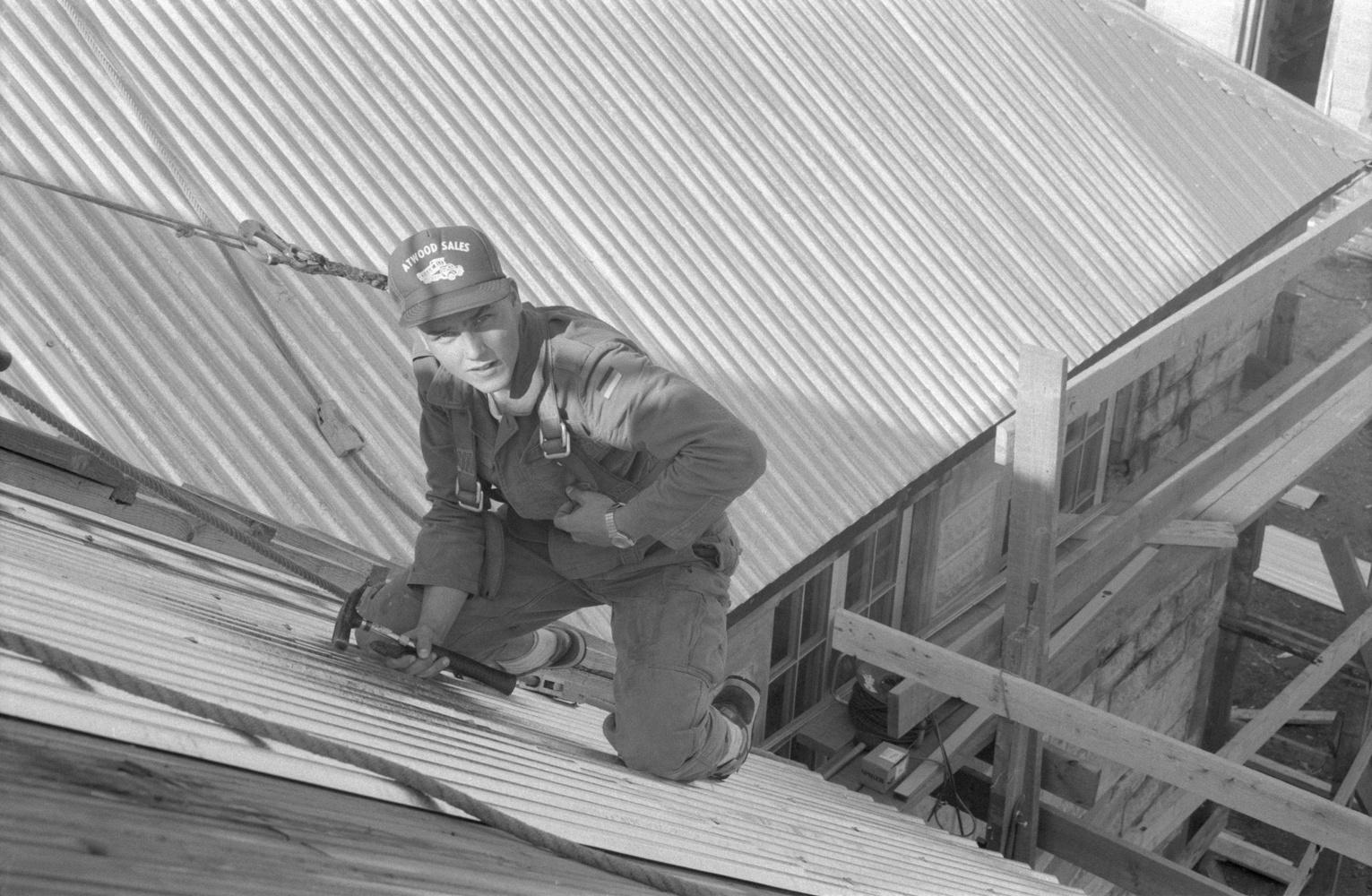 Roofing work 1987 - A participant with carpenter's hammer 