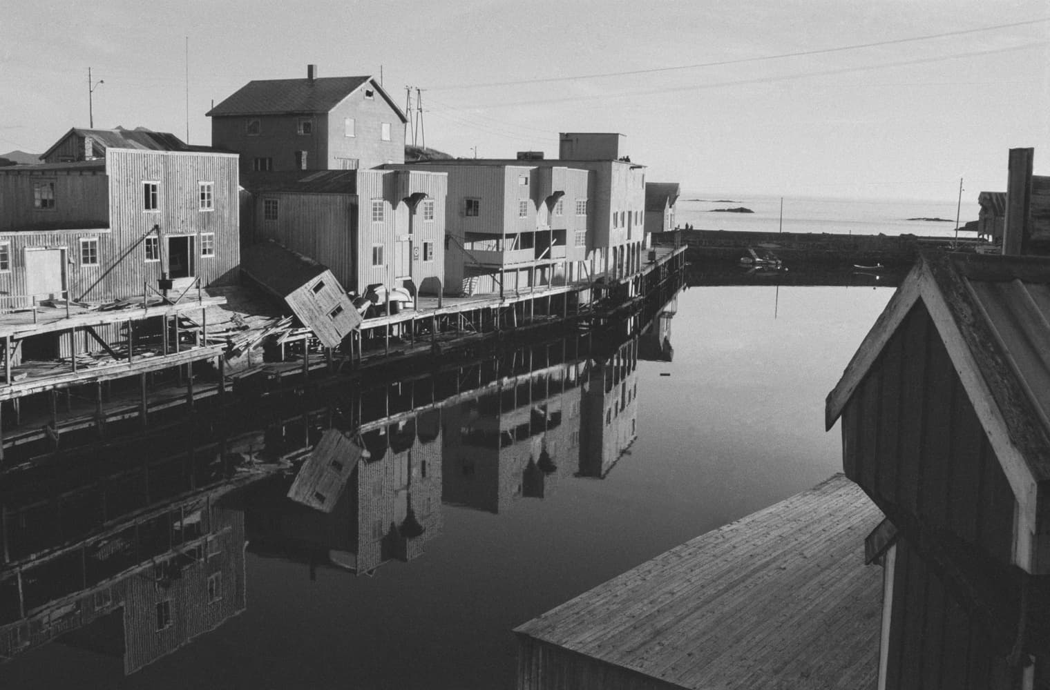 Nyksund images − View to the harbour sides of buildings.