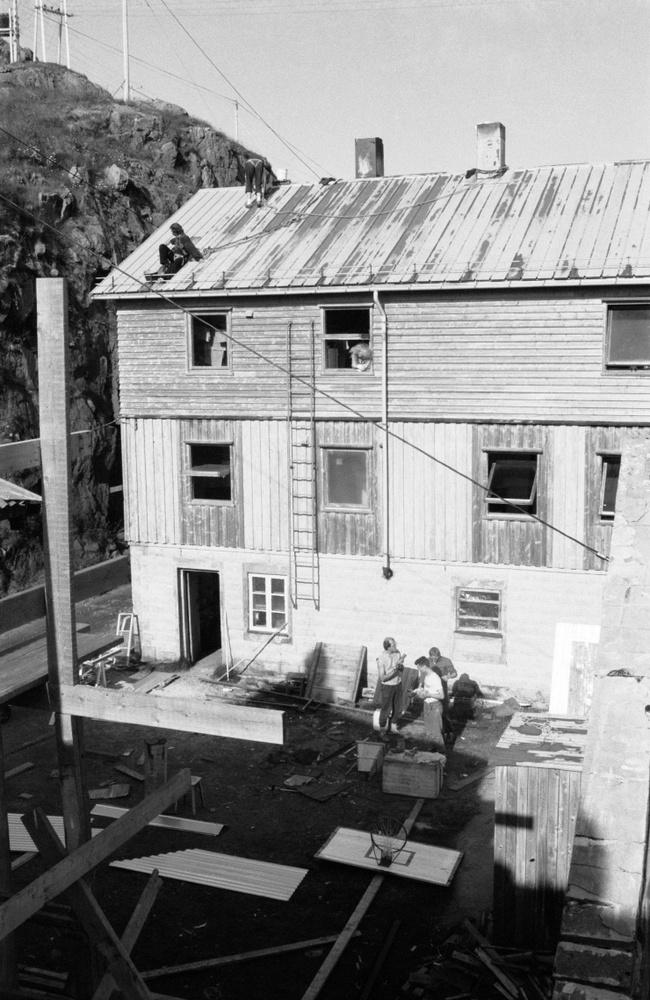 Roofing work 1987 - Painting the roof sheets with bitumen paint