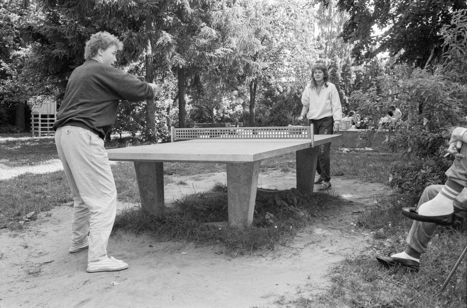 Preparation Seminar in Kladow - Susanne Milka and another participant are playing table tennis 