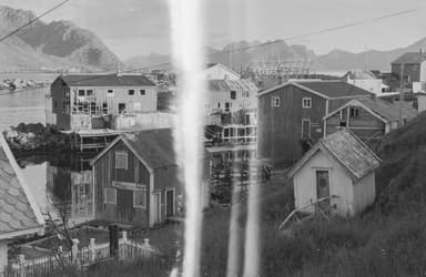 Nyksund images − Building 18 with an overgrown garden.