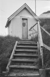 Nyksund images − A staircase to mini building 19.