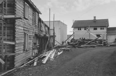 Nyksund images − Scaffolded building 52.