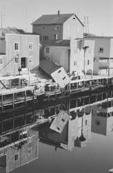 Nyksund images − View of the harbour, with buildings and cranes on the sides.